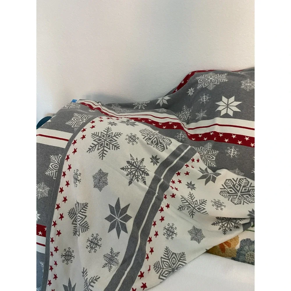 Winter-themed, reversible 100% cotton knit Artisan de Luxe Home throw blanket